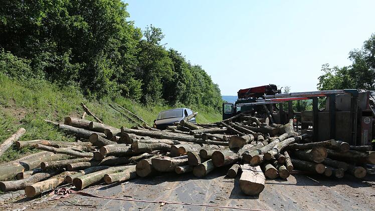 Über beide Spuren der Gegenfahrbahn lag das Holz des umgekippten Lasters verstreut. Thomas Malz
