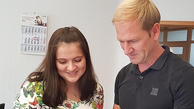 Jung-Steuerfachangestellte Ann-Kathrin Posekardt und ihr Chef Jens Dittrich besprechen einen Fall. Aktenordner gehören in der Steuerberatungs-Kanzlei zur täglichen Praxis, auch wenn man zurzeit dabei ist, die EDV umzustellen und belegloses Buchen einzuführen. Der Umgang mit sensiblen Daten hatte zuletzt auch die Umsetzung des Datenschutzgesetzes zu einer spannenden Herausforderung gemacht. Foto: Eckehard Kiesewetter