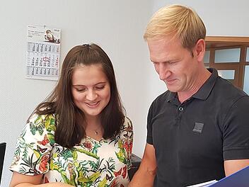 Jung-Steuerfachangestellte Ann-Kathrin Posekardt und ihr Chef Jens Dittrich besprechen einen Fall. Aktenordner gehören in der Steuerberatungs-Kanzlei zur täglichen Praxis, auch wenn man zurzeit dabei ist, die EDV umzustellen und belegloses Buchen einzuführen. Der Umgang mit sensiblen Daten hatte zuletzt auch die Umsetzung des Datenschutzgesetzes zu einer spannenden Herausforderung gemacht. Foto: Eckehard Kiesewetter