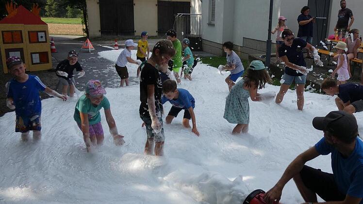 Mit dem Schaumrohr wurde die wei&szlig;e Pracht erzeugt, die nach Rosen und Kokos duftete. Foto: Christian Licha