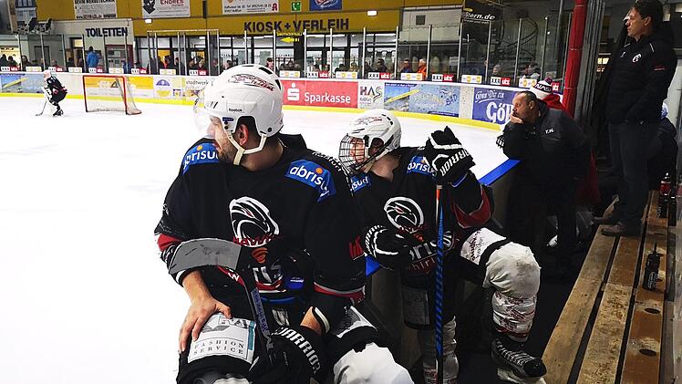 Sie brennen bereits wieder auf ihren Einsatz: Daniel Hora und Pascal Marx (links). Zusammen mit ihren Haßfurter Teamkollegen wollen die beiden Verteidiger beim TSV Trostberg weitere Punkte einfahren.  Foto: rn