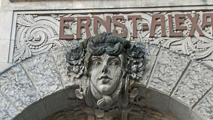 Blick auf den Portikusbau des ehemaligen Ernst-Alexandrinen-Volksbades in Coburg. - DetailFoto: Jochen Berger