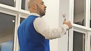 Christian Schneider bei seinem Deb&uuml;t am Dirigentenpult. Er wurde mit gro&szlig;em Applaus bedacht.