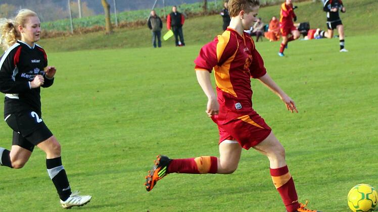 Die Schützin zum 1:3 für Frickenhausen, Jasmin Rhein, wird von Sickershausens Spielführerin  Sabine Schlegelmilch verfolgt. Foto: Thomas