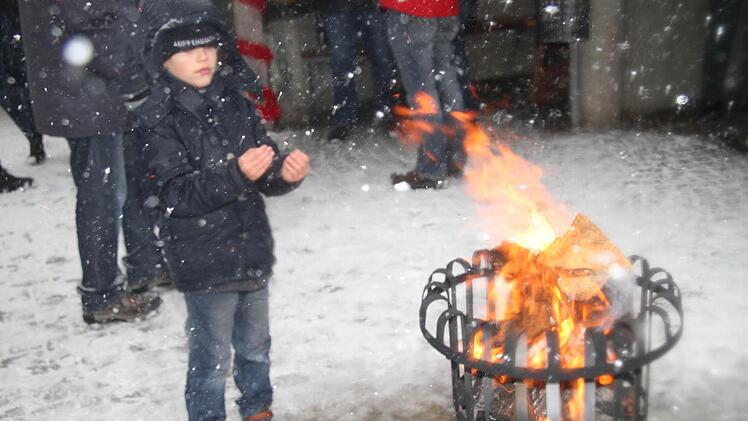 Zum Aufwärmen hatte das Festkomitee Feuerschalen aufgestellt.