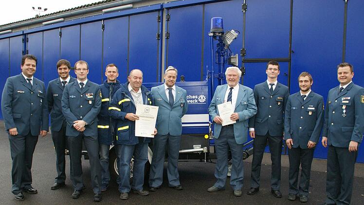 Vor dem neuen "Schmuckstück" des Ortsverbandes, dem sanierten und neu aufgebauten Stromerzeugungs-Aggregat, stellten sich die Geehrten 2014 des THW zum Erinnerungsfoto. Unser Bild zeigt (von links) den stellvertretenden Geschäftsführer Alexander Schrüfer, den stellvertretenden Ortsbeauftragten Jonas Schierling, Zugführer Peter Friedrich, Alexander Kuhla, Hilbert Braunreuter (50 Jahre), Norbert Böhm (40 Jahre), Dieter Edelmann (50 Jahre), Maximilian Schnös und Maik Seidel, die mit dem Helferze...