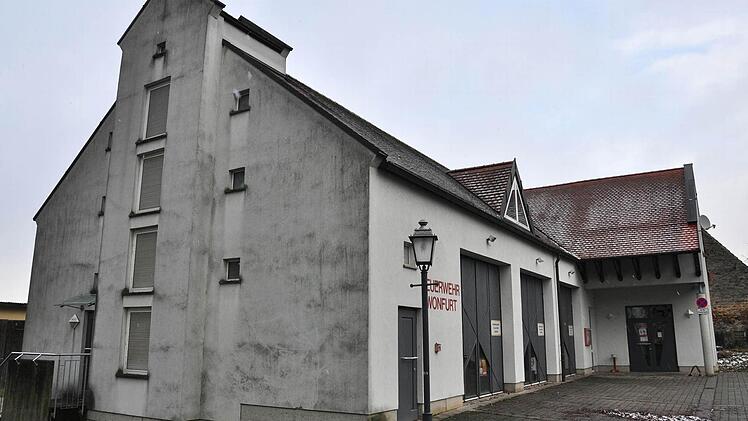 Die komplette Fassade des Feuerwehrgerätehauses in Wonfurt (im Bild) soll saniert werden. Bisher haben sich die Feuerwehrleute und einige Bürger zur Mitarbeit bereit erklärt. Nun soll auch der Gesangverein, der im Feuerwehrhaus probt, um Mithilfe gebeten werden. Foto: Ulrike Langer