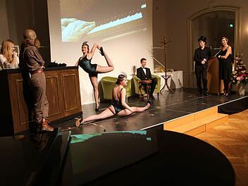 Die Preisverleihung im Spiegelsaal der Harmonie wurde vom P-Seminar "Vorhang auf!" des E.T.A.-Hoffmann-Gymnasiums im Stil der 1920er-Jahre moderiert und musikalisch begleitet Foto: Barbara Herbst