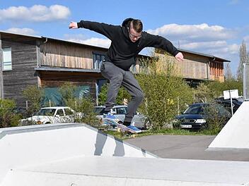 Der 14 Jahre alte Skater Kevin Goodrick aus Haßfurt nutzt gerne die neue Skaterbahn in Haßfurt, um weitere Tricks zu lernen. Fotos: Ulrike Langer