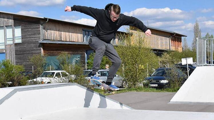 Der 14 Jahre alte Skater Kevin Goodrick aus Haßfurt nutzt gerne die neue Skaterbahn in Haßfurt, um weitere Tricks zu lernen. Fotos: Ulrike Langer