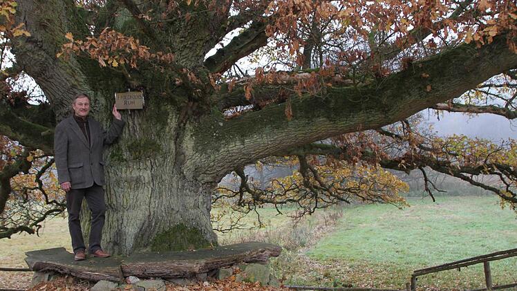 Friedrichsruh': Zwei Bürger widmeten Bürgermeister Wilhelm Friedrich den Platz unter der alten Eiche, die am Weg nach Rupboden steht. Foto: Ulrike Müller