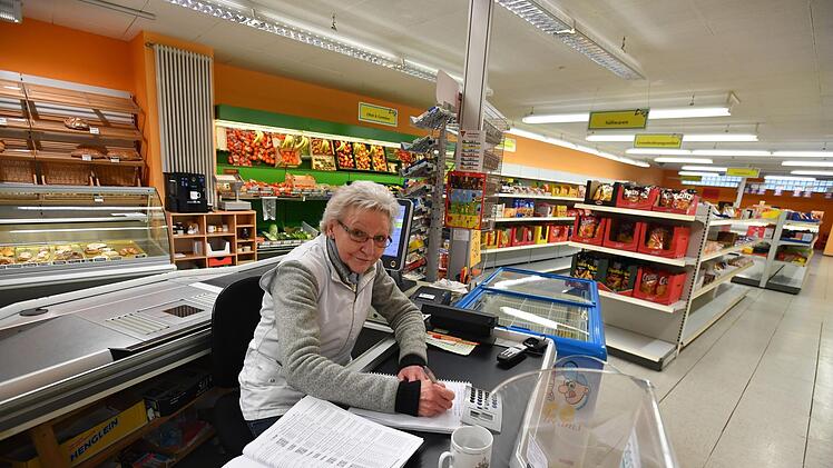 Renate Nebel-Mahr sitzt noch bis Ende  des Monats an der Kasse des Ebracher Einkaufsmarktes. Dann macht  der Laden dicht.Foto: Ronald Rinklef