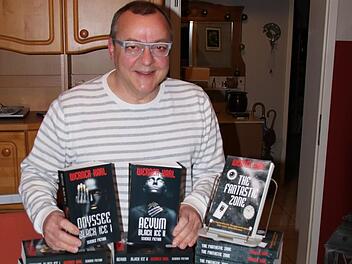 Werner Karl mit seinen Büchern - darunter das neueste, "Aevum".Matthias Einwag