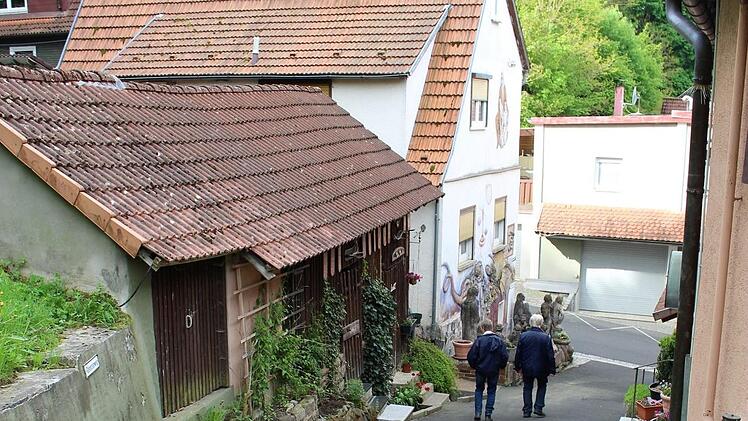 Vorbei am "Kröckel"-Haus am Felsenkeller verläuft ein alter Verbindungsweg ins Leere. Foto: Julia Raab