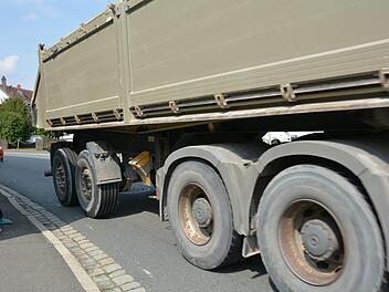Viel Verkehr auf der B 303 durch Stadtsteinach. Fußgänger wünschen sich seit langem eine Ampel an einem der gefährlichsten Querungspunkte.Dagmar Besand