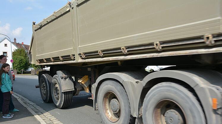 Viel Verkehr auf der B 303 durch Stadtsteinach. Fußgänger wünschen sich seit langem eine Ampel an einem der gefährlichsten Querungspunkte.Dagmar Besand