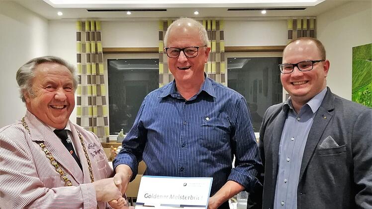 Obermeister Robert Schmitt (links) und Lars Bubnick (rechts), Geschäftsführer des bayerischen Fleischerverbandes, gratulierten Metzgermeister Richard Kleinhenz (Oberleichtersbach) zum Goldenen Meisterbrief mit Siegel und Anstecknadel. Foto: Sigismund von Dobschütz