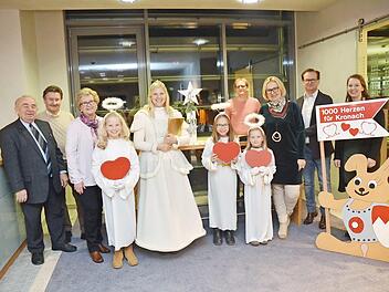 Bei der Spendenübergabe (von links) Heinz Hausmann, Gerhard und Herta Burkert-Mazur, Christkind Melissa mit Engeln und die Geschäftsführung mit Martin Rebhan, Gertrud Ebert, Karl-Herbert Ebert und Christina Härtlein Foto: K.- H. Hofmann