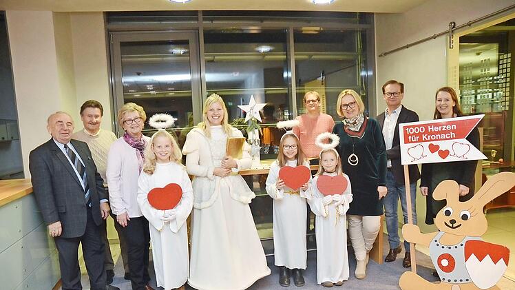 Bei der Spendenübergabe (von links) Heinz Hausmann, Gerhard und Herta Burkert-Mazur, Christkind Melissa mit Engeln und die Geschäftsführung mit Martin Rebhan, Gertrud Ebert, Karl-Herbert Ebert und Christina Härtlein Foto: K.- H. Hofmann