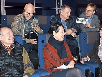 Im Saal 5 des Utopolis wird am Dienstag der Film "Systemsprenger" gezeigt (von links): Dieter Schwämmlein, Thomas Wedel und Oliver Heß (hinten), Oskar Heublein, Daniela Schumann-Walter und Angelika Sachtleben haben sich vorab schon damit beschäftigt.  Foto: Gabi Bertram