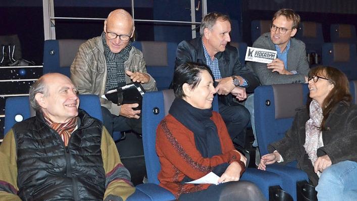 Im Saal 5 des Utopolis wird am Dienstag der Film "Systemsprenger" gezeigt (von links): Dieter Schwämmlein, Thomas Wedel und Oliver Heß (hinten), Oskar Heublein, Daniela Schumann-Walter und Angelika Sachtleben haben sich vorab schon damit beschäftigt.  Foto: Gabi Bertram