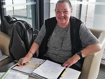 Vorsitzende Ursula Wenger teilt die Mitglieder zur Wassergymnastik ein. Sie sucht aber dringend Freiwillige, die den ehrenamtlichen Posten des Kassiers und Schriftführers übernehmen. Sigismund von Dobschütz