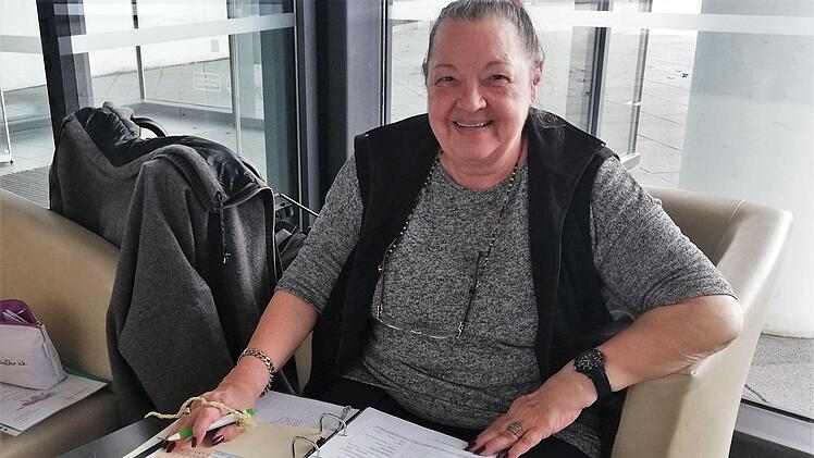 Vorsitzende Ursula Wenger teilt die Mitglieder zur Wassergymnastik ein. Sie sucht aber dringend Freiwillige, die den ehrenamtlichen Posten des Kassiers und Schriftführers übernehmen. Sigismund von Dobschütz