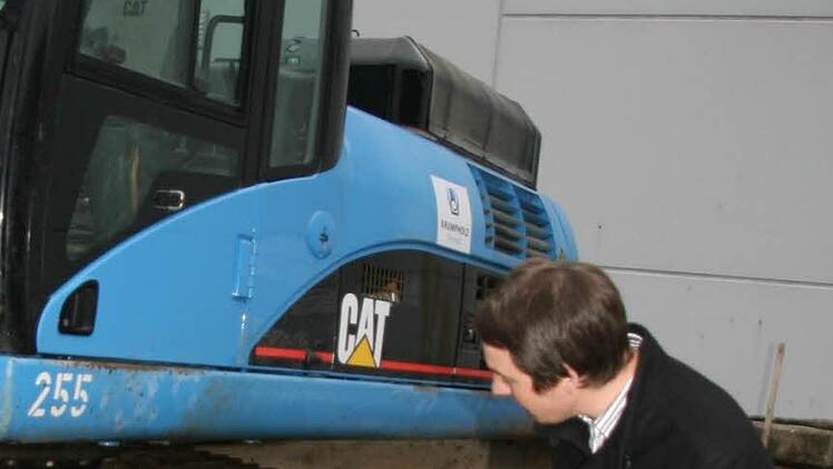 Bauleiter Andreas Rubenbauer inspiziert einen Bagger, der soeben vom Einsatz zurückgekommen ist.