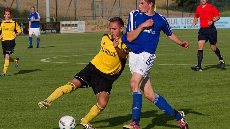 Der Frohnlacher Michael Jakob kommt nach einer verunglückten Kopfballabwehr gerade noch vor Simon Hösch an den Ball.