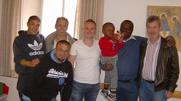 Die Männer, die das Freibad renovieren, mit Eken Gürkan (Zweiter von rechts, hinten ) und Bürgermeister Hans-Jürgen Nekolla (rechts).  Foto: Petra Malbrich