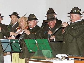 Die Jagdhornbläsergruppe Ebern unter der Leitung von Reinhard Lösslein gestaltete die Hubertusmesse in der Ebelsbacher Pfarrkirche.