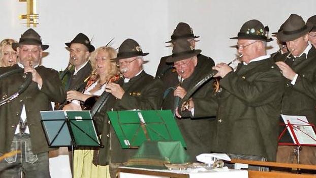 Die Jagdhornbläsergruppe Ebern unter der Leitung von Reinhard Lösslein gestaltete die Hubertusmesse in der Ebelsbacher Pfarrkirche.