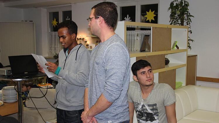 Mohammad dankte zusammen mit Erzieher Marc Meyer (rechts) mit aufrichtigen Gedanken und Worten für die freundliche Aufnahme in Bramberg. Foto: Ralf Kestel