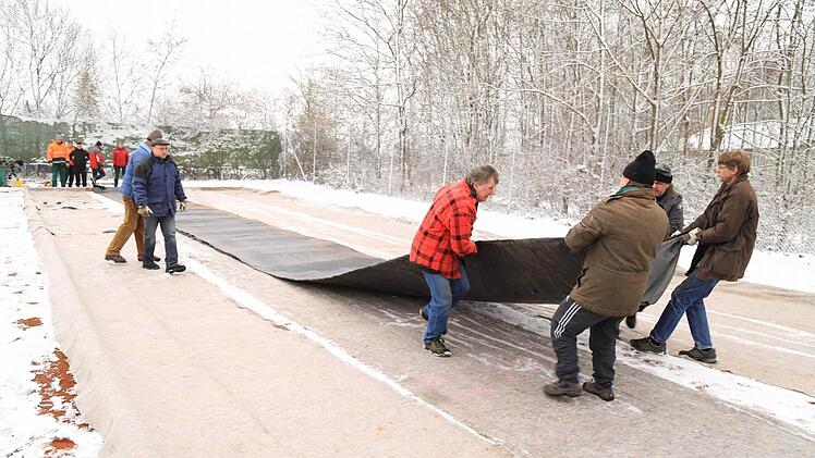 Die Wintersport- und Wanderfreunde Pinzberg präparieren ihre Eisbahn. Foto: Franz Galster
