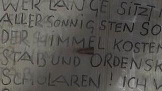 Für Johannes Schreiber ist Glas eine besondere Wissenschaft. Er hat das Frankenlied in Originalhandschrift seines Vaters auf Glas angebracht. Foto: Veronika Schadeck