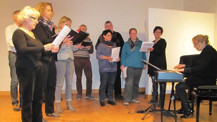 Musik beim Neujahrsempfang im Pfarr- und Dekanatszentrum St. Augustin: Der Projektchor unter der Leitung von Dekanatskirchenmusikerin Gabriele Hirsch.  Fotos: Martin Koch