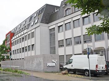 Vom Verkauf der alten Puma-Verwaltung in der Würzburger Straße hat die CSU im Stadtrat erst erfahren, als das Geschäft schon gelaufen war. Die Christsozialen hätten gerne vorher darüber diskutiert. Foto: Bernhard Panzer