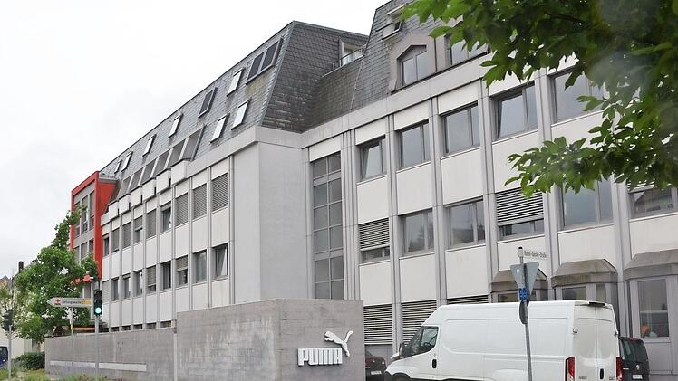 Vom Verkauf der alten Puma-Verwaltung in der Würzburger Straße hat die CSU im Stadtrat erst erfahren, als das Geschäft schon gelaufen war. Die Christsozialen hätten gerne vorher darüber diskutiert. Foto: Bernhard Panzer