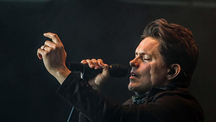 Umjubelter Auftritt: Michael Patrick Kelly fasziniert im ausverkauften Schlosshof von Tambach. Foto: Jochen Berger