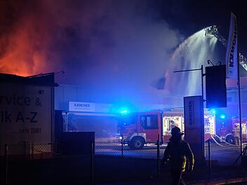 In einer Industriehalle im Nürnberger Stadtteil Boxdorf hat es am frühen Sonntagmorgen gebrannt. Die Feuerwehren waren mit einem Großaufgebot im Einsatz.  Foto: NEWS5 / Grundmann