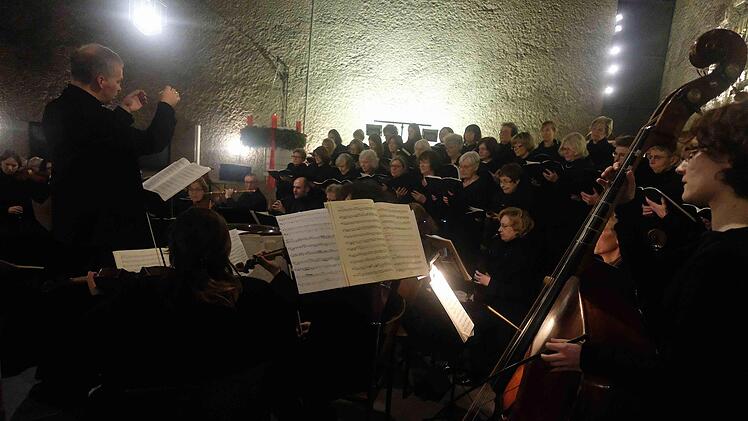 Den Taktstock für das Barockorchester und den gemischten Chor hob Dekanatskantor Mark Genzel aus Lohr. Foto: Gerd Schaar
