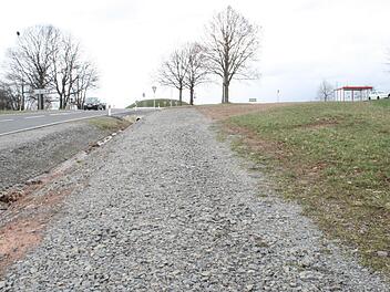 Der Fußweg zum Lauterer Kreisel ist nicht Kinderwagen- und fahrradtauglich.  Foto: Gabriele Sell