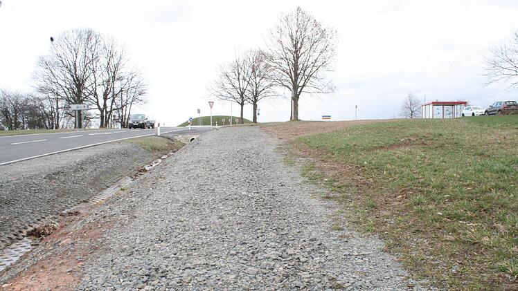 Der Fußweg zum Lauterer Kreisel ist nicht Kinderwagen- und fahrradtauglich.  Foto: Gabriele Sell