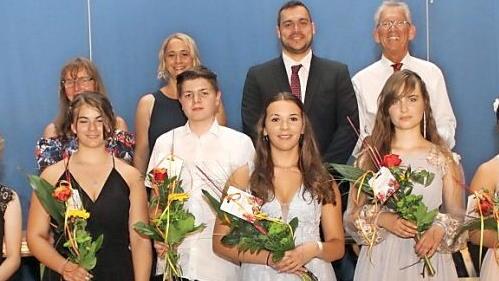 Lehrer und Schulleitung der Ritter-von-Spix-Mittelschule freuten sich mit den Jahrgangsbesten. Erste Reihe von links: Luisa Grumbach, Vanessa Knörrlein, Fabian Helbig, Anastazja Chmielovska, Tiba Nashwan Abdulkareem, Nora Kempf; zweite Reihe von links: Lehrerin Monika Lindner, Diana Scheidt (Zweite Konrektorin), Sebastian Rüger (Konrektor) und Michael Ulbrich (Rektor).