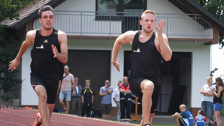 Die 100 Meter der Aktiven gewann Nico Kühnel (rechts) von der LG Fulda. Sein Teamgefährte Timo Reinhart aus Maßbach wurde Zweiter.