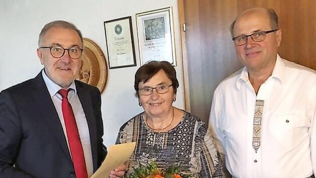 Bürgermeister Helmut Krämer (links) gratulierte dem Jubelpaar.