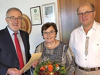 Bürgermeister Helmut Krämer (links) gratulierte dem Jubelpaar.