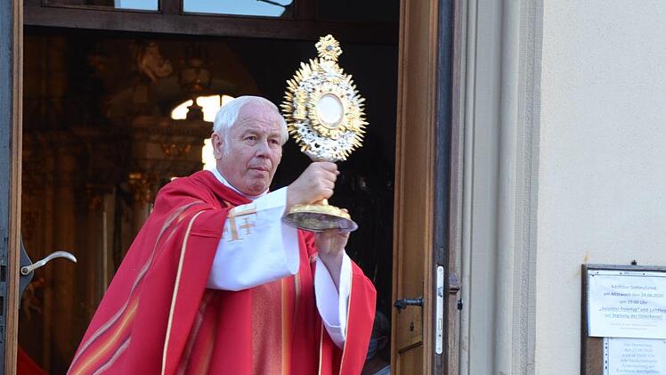 Pfarrer Edwin Erhardt gedachte auch seiner Priesterweihe vor 47 Jahren.Jana Keul
