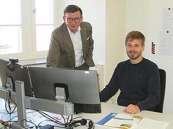 Philipp Spitzner (rechts) ist der künftige Klimaschutzmanager für die Stadt und die Stadtteile. Bürgermeister Armin Warmuth führte den jungen Gochsheimer in seinem Büro in der Bauabteilung ein.