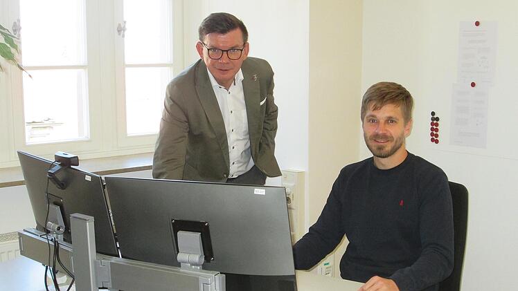 Philipp Spitzner (rechts) ist der künftige Klimaschutzmanager für die Stadt und die Stadtteile. Bürgermeister Armin Warmuth führte den jungen Gochsheimer in seinem Büro in der Bauabteilung ein.